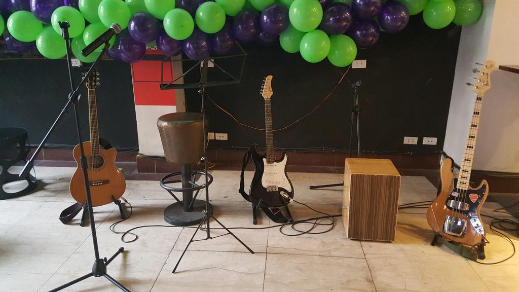 Hanoi Rocks Hostel Екстер'єр фото